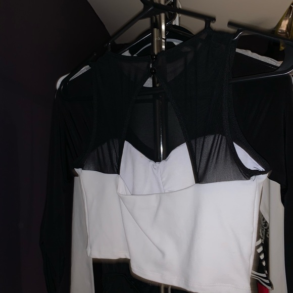 Blk & white crop top - Picture 2 of 2